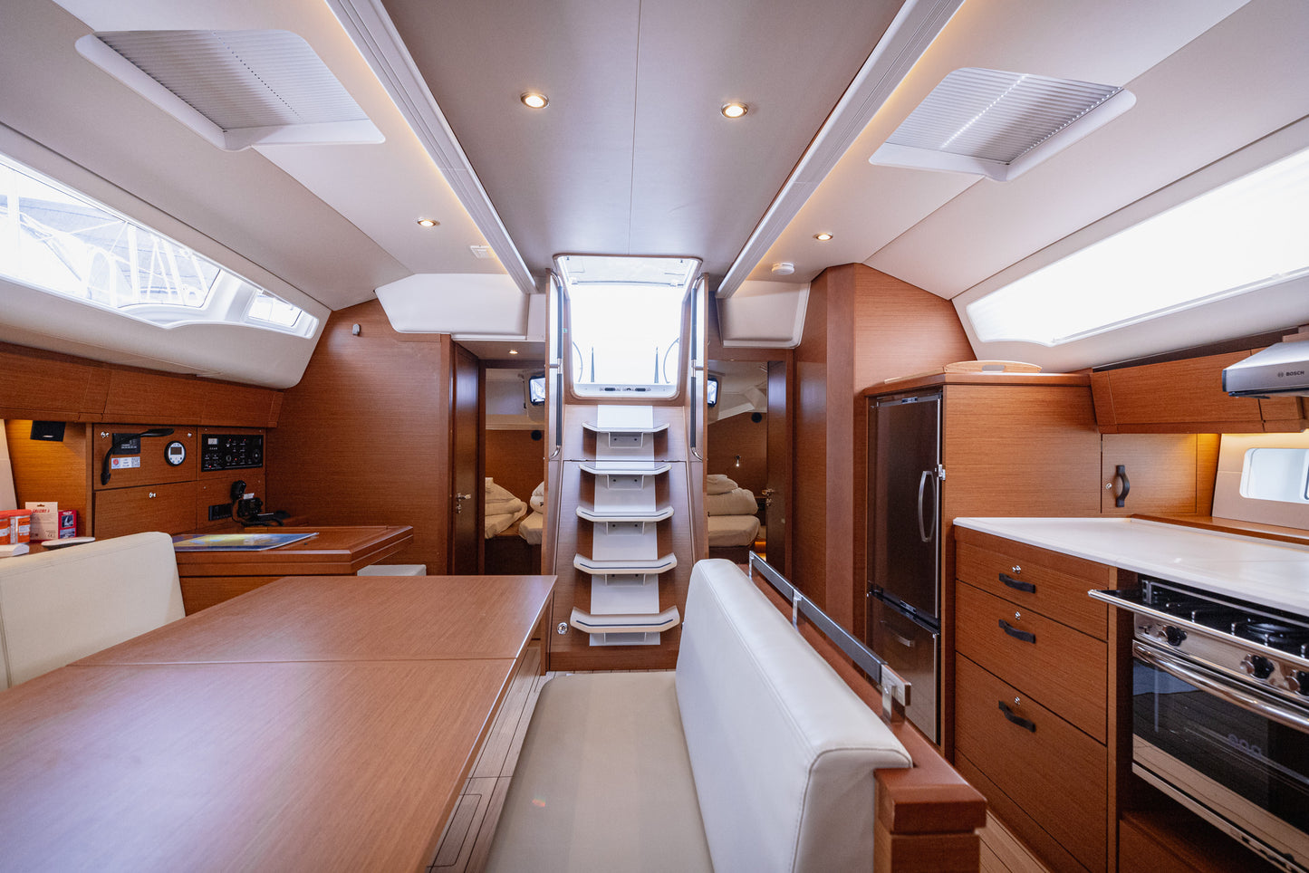 Monohull full yacht