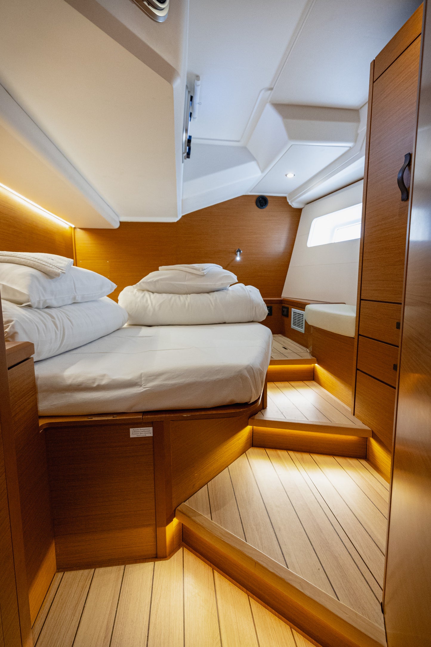 Monohull full yacht