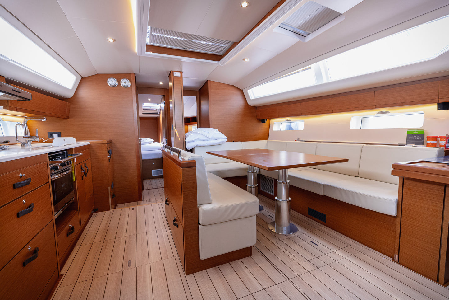 Monohull full yacht