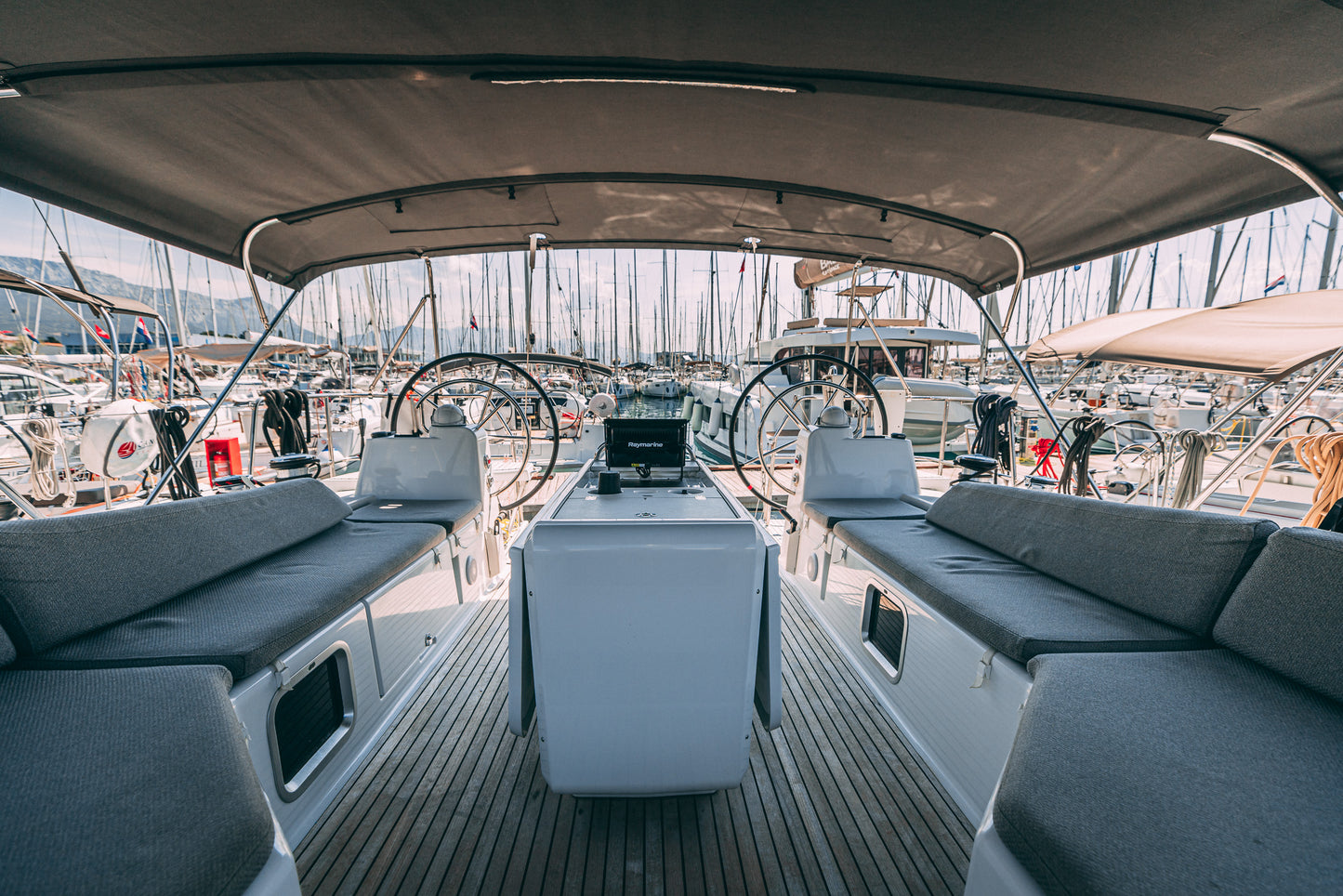 Monohull full yacht