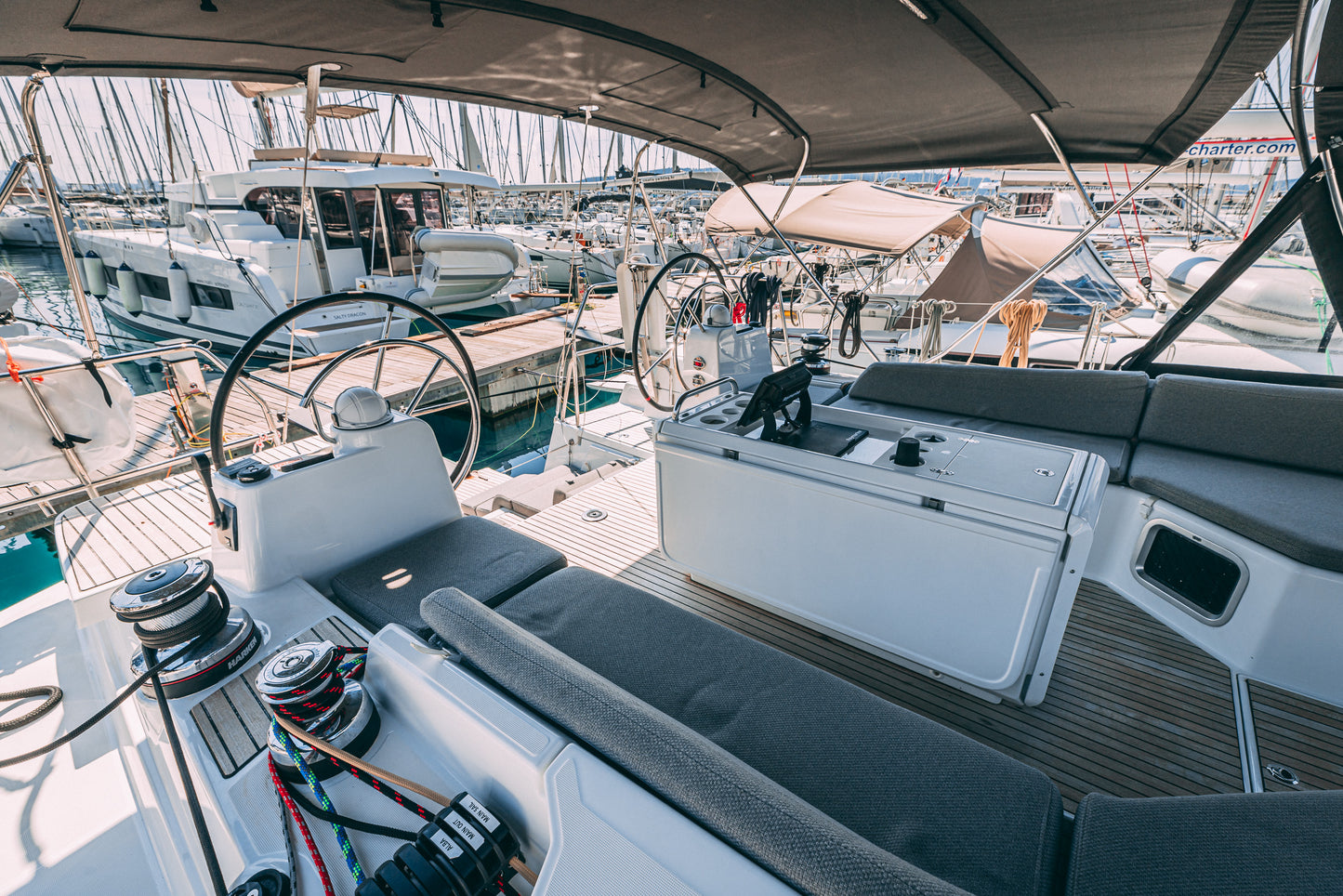 Monohull full yacht