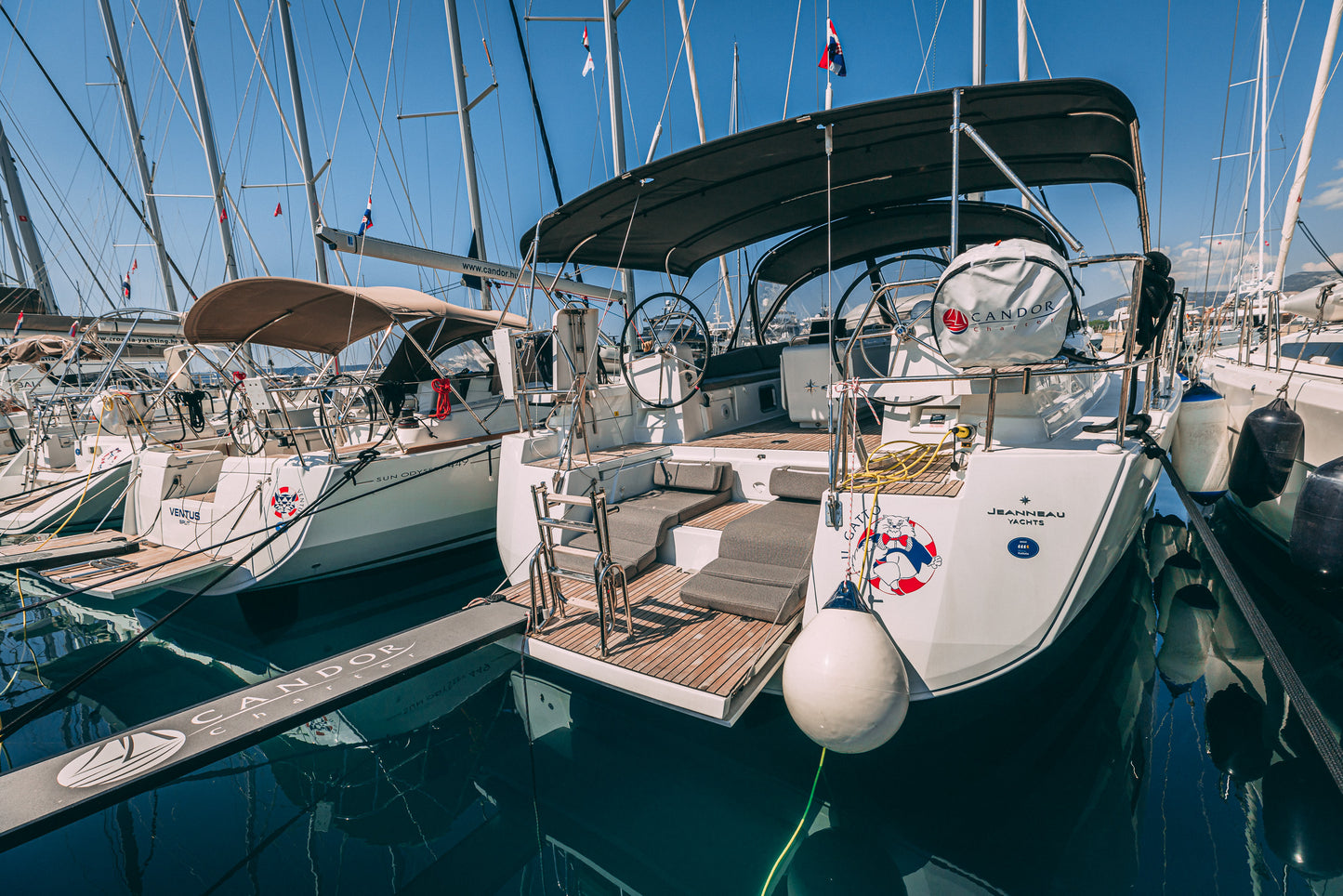 Monohull full yacht